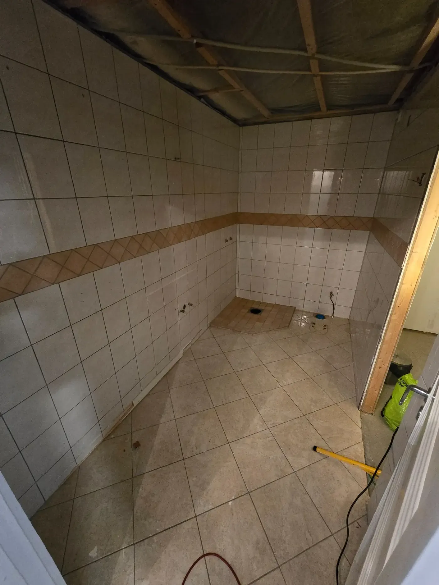 Badet slik det var før arbeidet startet, med flis på vegger og gulv