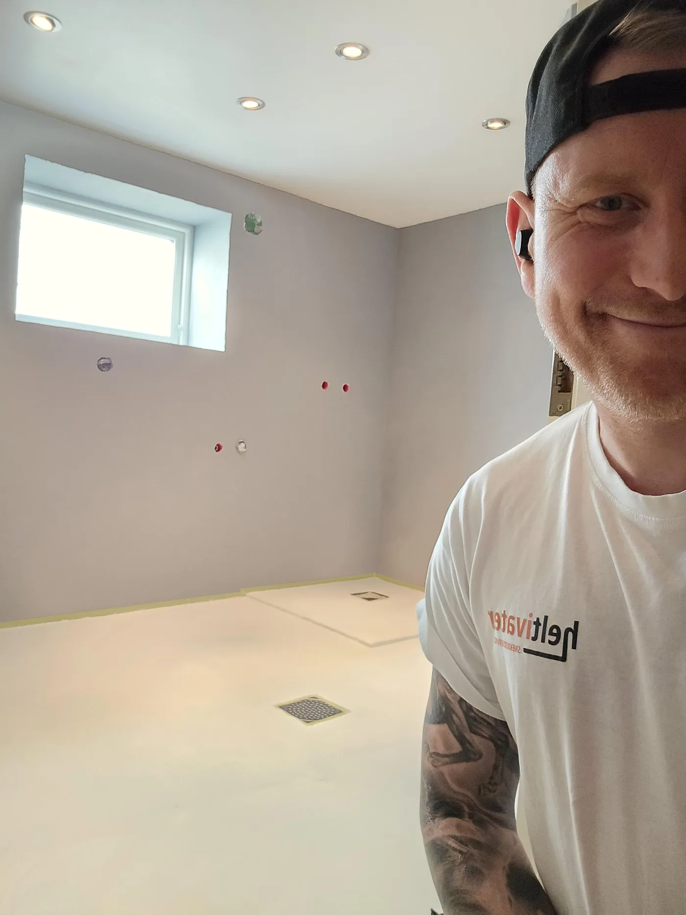 Heltivater i arbeid i et rom under oppbygging i Vestfold (live alt: MIKROSEMENT VESTFOLD)